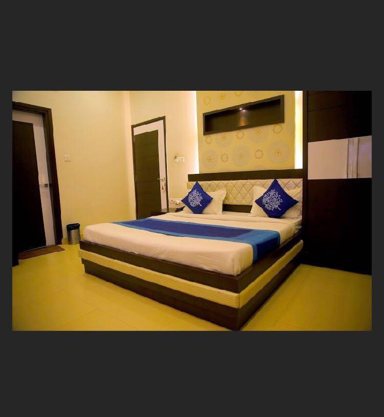 Hotel Rivera Palace Varanasi Bagian luar foto