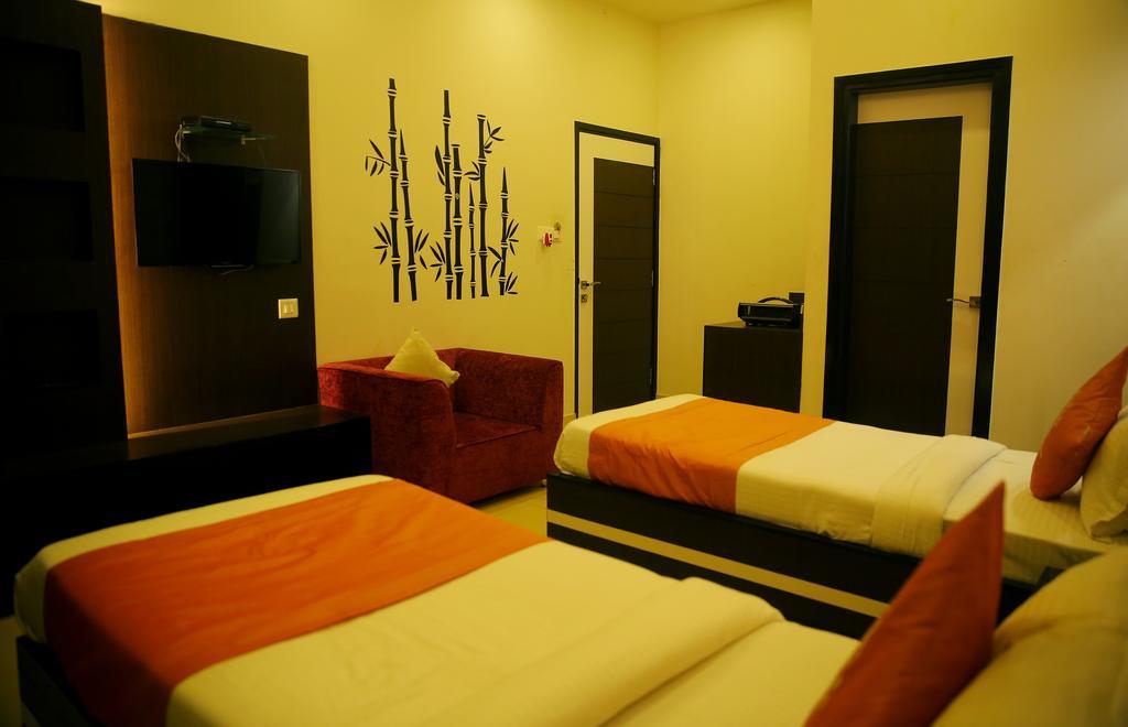 Hotel Rivera Palace Varanasi Bagian luar foto