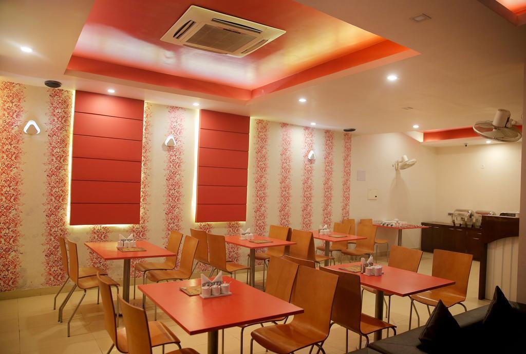 Hotel Rivera Palace Varanasi Bagian luar foto