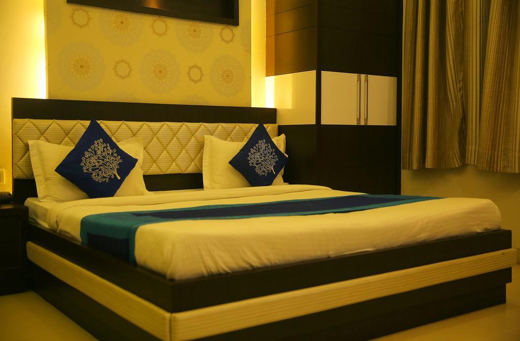 Hotel Rivera Palace Varanasi Bagian luar foto
