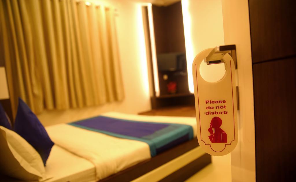 Hotel Rivera Palace Varanasi Bagian luar foto