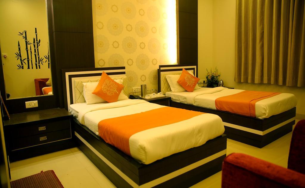 Hotel Rivera Palace Varanasi Bagian luar foto