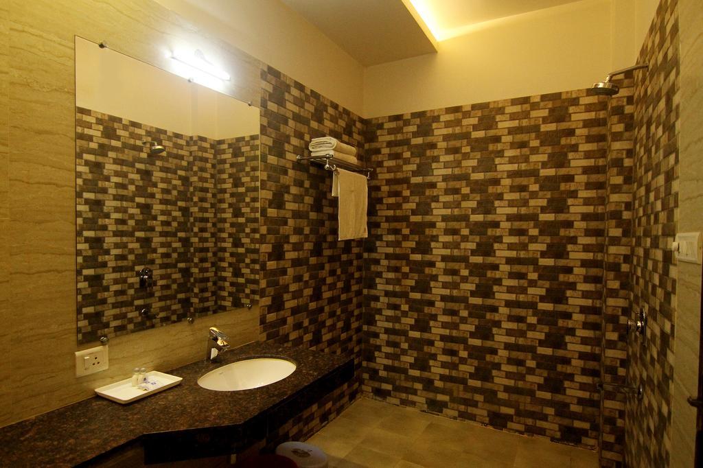 Hotel Rivera Palace Varanasi Bagian luar foto