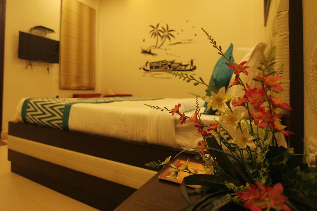 Hotel Rivera Palace Varanasi Bagian luar foto
