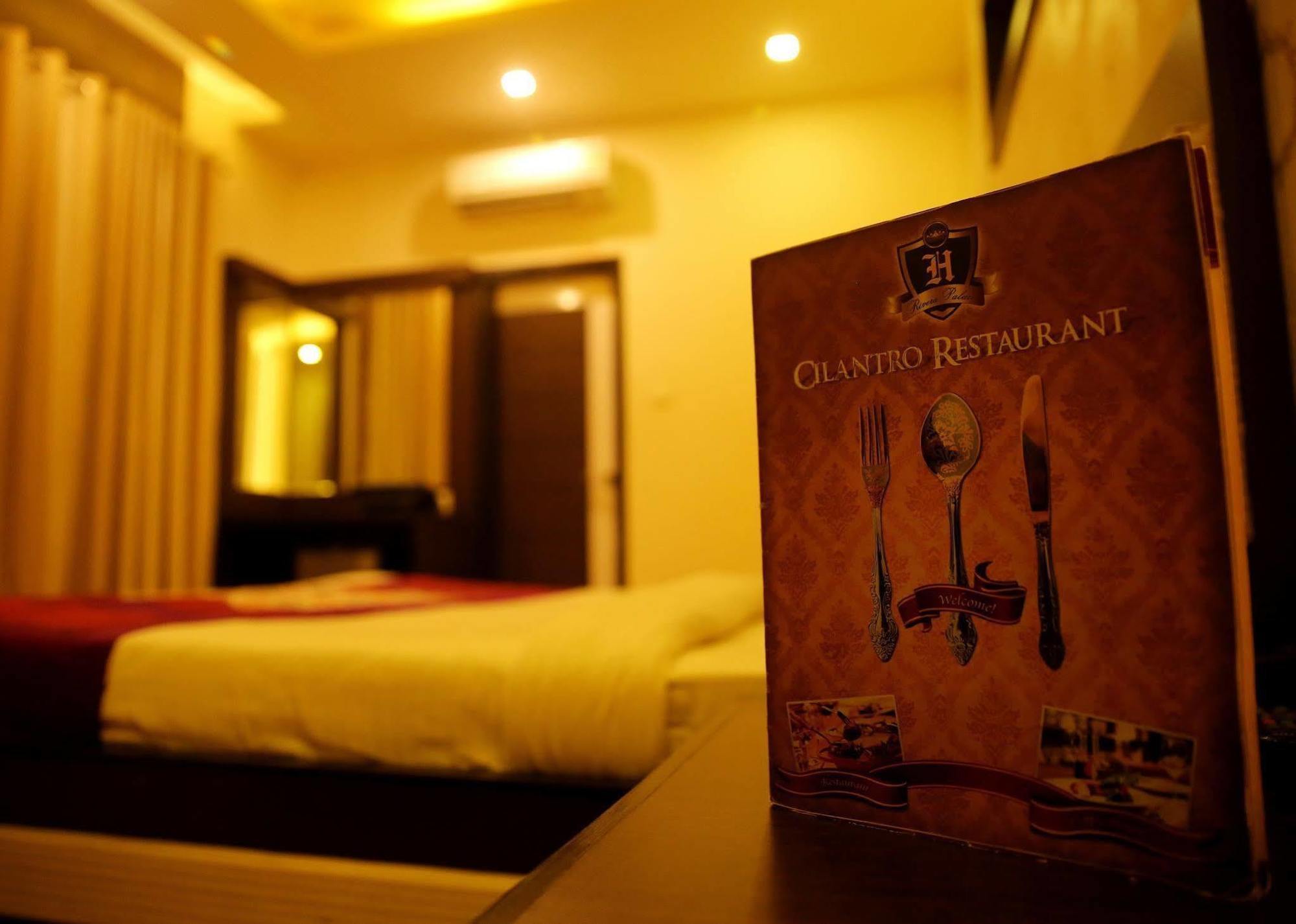 Hotel Rivera Palace Varanasi Bagian luar foto