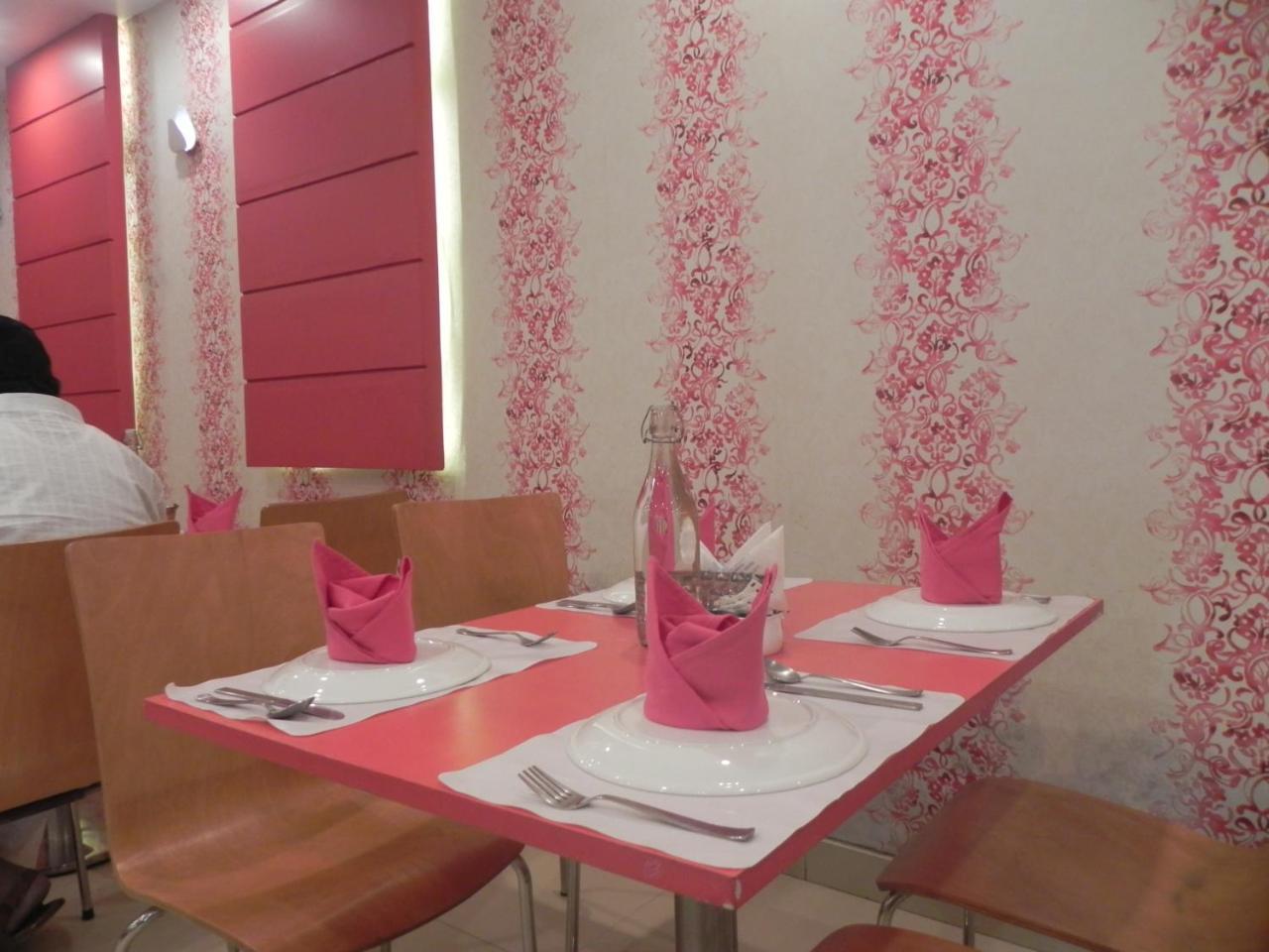 Hotel Rivera Palace Varanasi Bagian luar foto